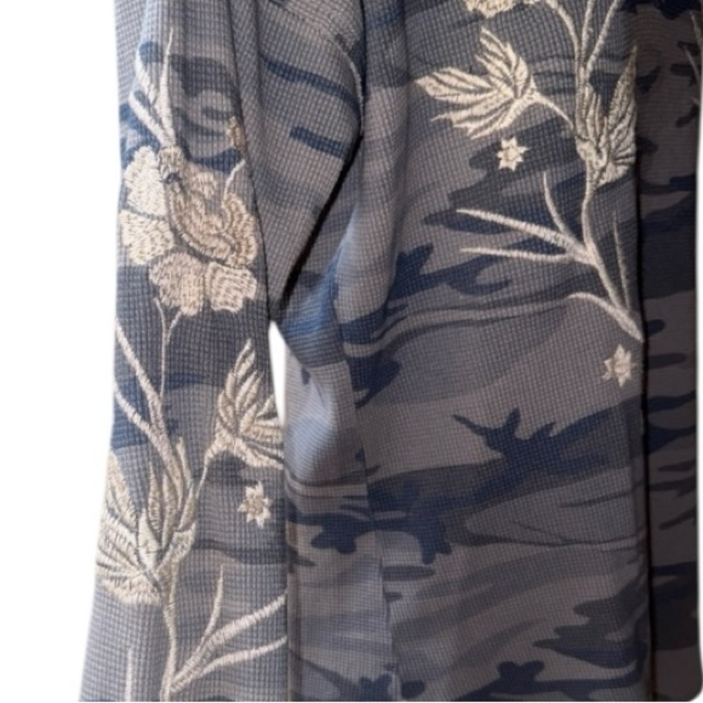 Johnny Was Fleurie Gray
Camo Floral Embroidered
Thermal Long Sleeve Top Size - Picture 4 of 11